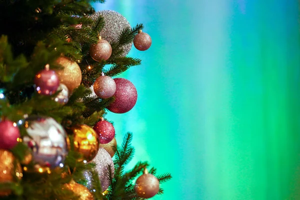 クリスマスツリーを背景にテキストを飾り — ストック写真