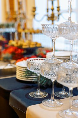 Bardaklar masada, açık büfe.