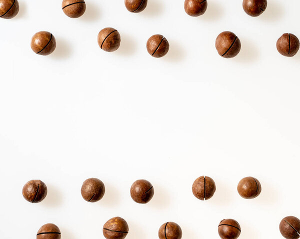 Орех макадамии на белом фоне 