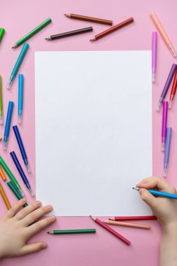  çocuk elleri ve boş sayfa, pembe arkaplan, düz yatak, üst görünüm, metin için boşluk