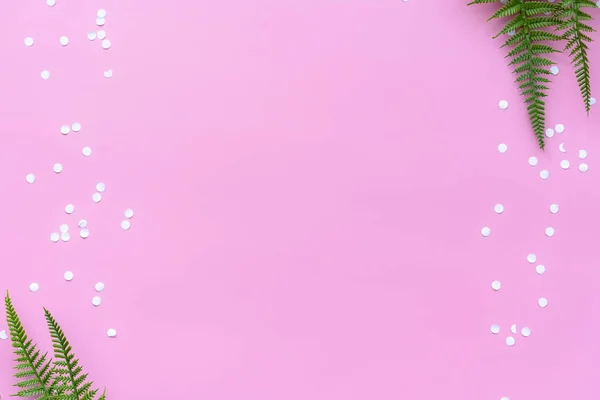 ピンクの背景に花とフラットビューテキストのためのスペースを持つコンフェッティフレーム — ストック写真