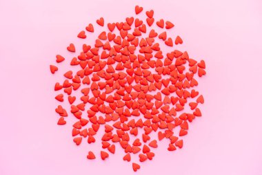 Pembe arka plandaki kalpler, düz yatış, üst manzara 