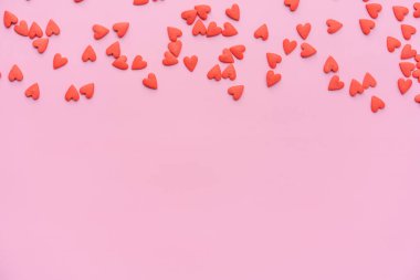 Pembe arka plandaki kalpler, düz yatış, üst manzara 