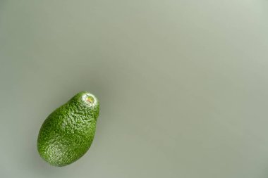 yeşil arkaplanda olgun avokado, üst görünüm, metin için boşluk