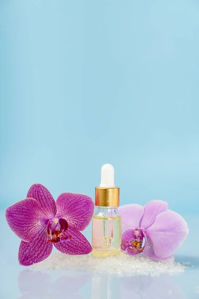 Schoonheidsolie Met Orchidee Bloemen Spa Ruimte Voor Tekst Zelfverzorging Concept — Stockfoto