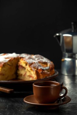 Ev yapımı elmalı turtayla bir fincan kahve.