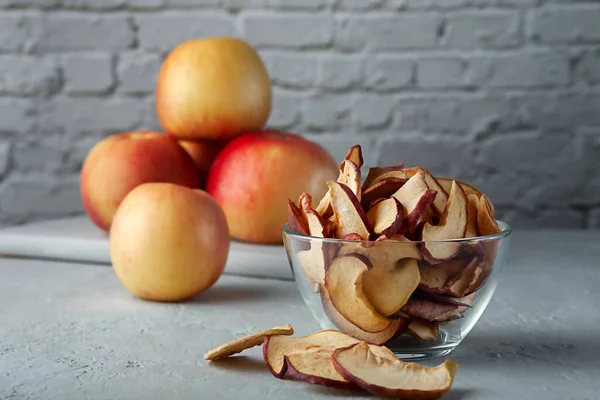 Chips de manzana orgánicos con espacio de copia. Snack de frutas vegetarianas. — Foto de Stock