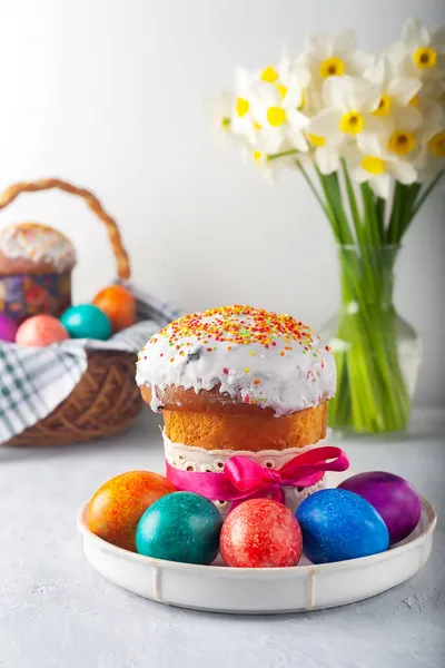 Freshly baked fragrant homemade Easter cake with eggs and the first spring flowers — Stock Photo, Image