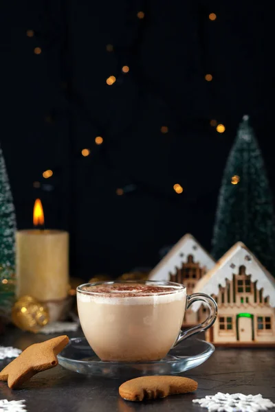 Чашка кави з молоком та імбиром на Різдво — стокове фото