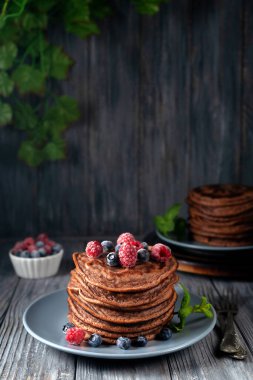 Ahududu ve yaban mersinli çikolatalı krep. Seçici odak