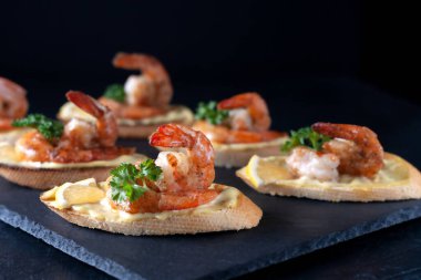 Karides, mayonez ve mikro yeşillik. Sağlıklı yeme kavramı