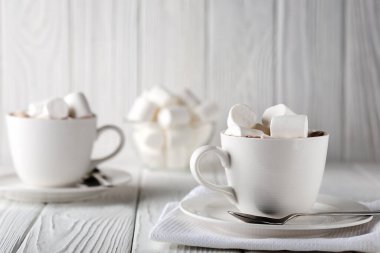 Kupa sıcak çikolata ve şekerleme ahşap tablo