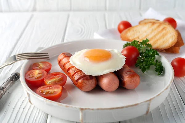 Ovos Fritos Com Salsichas Tomates Torradas Sobre Fundo Branco Madeira — Fotografia de Stock