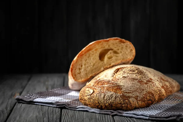 Свежеиспеченный домашний хлеб на столе Лицензионные Стоковые Фото