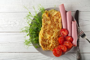 Sosisli, domatesli ve mikroyeşillikli Fransız omletlerinden oluşan hafif bir kahvaltı. Avrupa Kahvaltısı