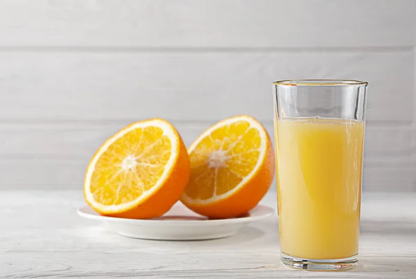 신선 한 오렌지 주스에 신선 한 오렌지 주스. 유럽의 아침 식사 — 스톡 사진