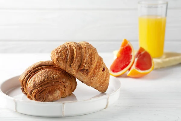 Frisch gebackene Croissants mit frisch gepresstem Orangensaft. Europäisches Frühstück. — Stockfoto