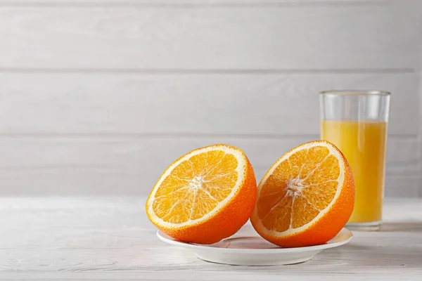 Jus d'orange frais à l'orange fraîche. Petit déjeuner européen — Photo