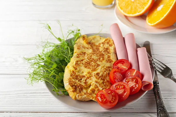 Um pequeno-almoço leve de omeletes franceses com salsicha, tomate e microgreens. Pequeno-almoço europeu — Fotografia de Stock