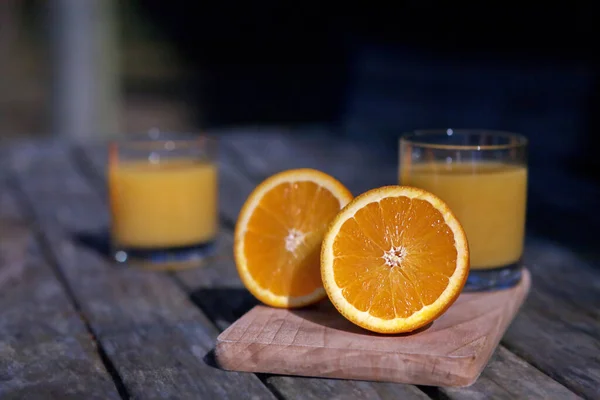 Jugo de naranja fresco con naranja fresca. Desayuno Europeo — Foto de Stock