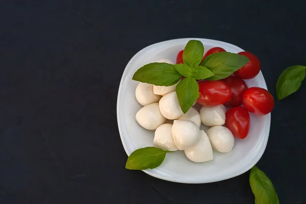 Delicious Mini Mozzarella Tomatoes Basil Plate — Stockfoto