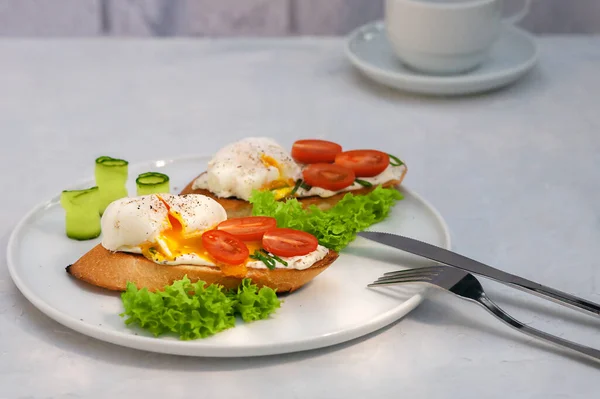 Healthy Food Concept Poached Egg Toast Tomato Cream Cheese Bread — Stockfoto