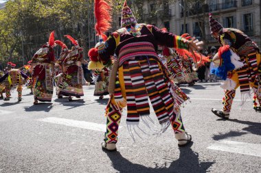 Bolivya 'nın geleneksel kıyafetleriyle erkekler Gracia Bulvarı' nda Dia de la Hispanidad (Hispanik Günü) sırasında halk dansı yapıyorlar. İspanya 'da ulusal bir resmi tatil.