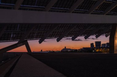 Barcelona şehir manzarası: Katalan kentinin sürdürülebilirlik ve çevresel korunmaya olan bağlılığının bir simgesi olan Parc del Forum 'dan (Forum Park) günbatımı panoramik görüntüsü.