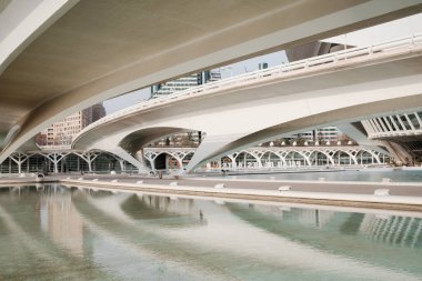 Valencia, İspanya: Sanat ve bilim şehrine adanmış bölgeden iki yol viyadük geçmektedir. Oşinografi, Hemisferik, Umbracle, Sanat Sarayı, Bilim Müzesi ve Agora. 