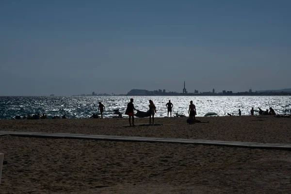 Sylwetka Ludzi Plaży Pobliżu Barcelony Katalonia Hiszpania Ludzie Relaksują Się — Zdjęcie stockowe