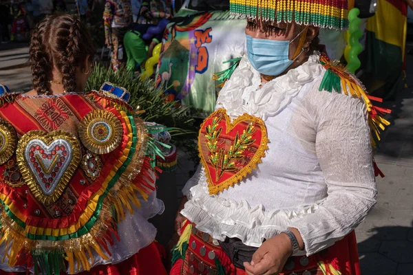 Visel Egy Bolíviai Hagyományos Színes Ruhát Szívvel Alatt Dia Hispanidad — Stock Fotó