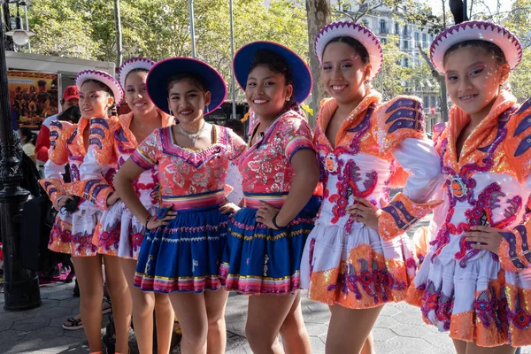 Групи Дівчат Які Носять Болівійські Традиційні Барвисті Сукні Під Час — стокове фото