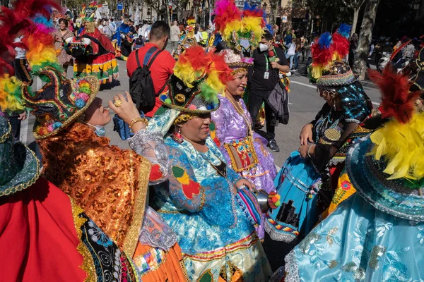 在西班牙巴塞罗那Gracia大道的西班牙裔妇女日期间 一群身穿玻利维亚传统绣花服装和头戴五颜六色的帽子的妇女 10月12日是西班牙的国庆节 — 图库照片