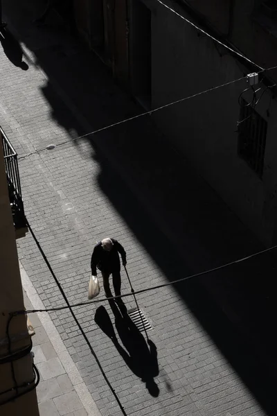 Sokakta Elinde Sopayla Dolaşan Yaşlı Bir Adamın Iyi Görüntüsü Önündeki — Stok fotoğraf