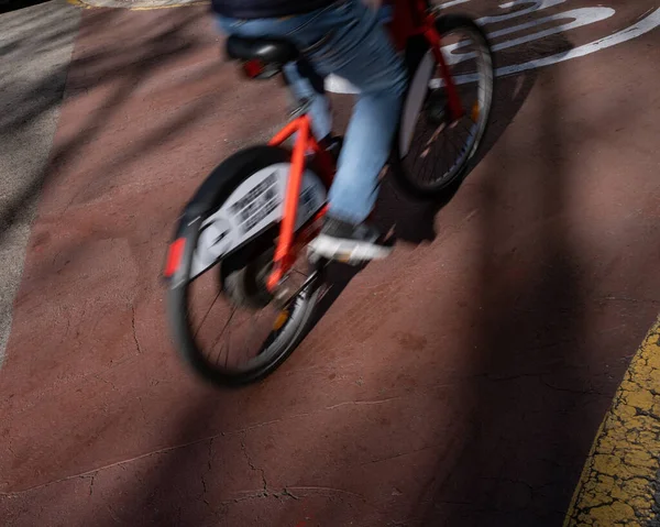 Visão Turva Ciclista Numa Estrada Ciclista Montando Uma Bicicleta Vermelha — Fotografia de Stock