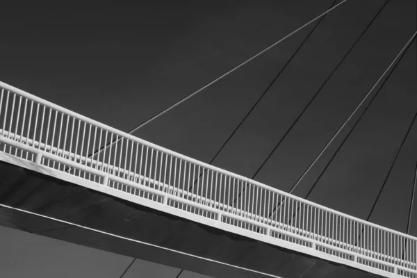 Een Voetgangersbrug Met Verticale Rasters Tegen Heldere Lucht Kabels Zijn — Stockfoto