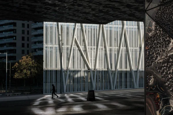 Edificio Del Foro Museu Blau Barcelona España Hito Arquitectónico Hombre —  Fotos de Stock