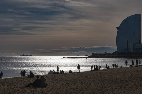 Ludzie Relaksują Się Kąpią Luksusowej Plaży Barceloneta Piaszczysty Brzeg Plaży — Zdjęcie stockowe