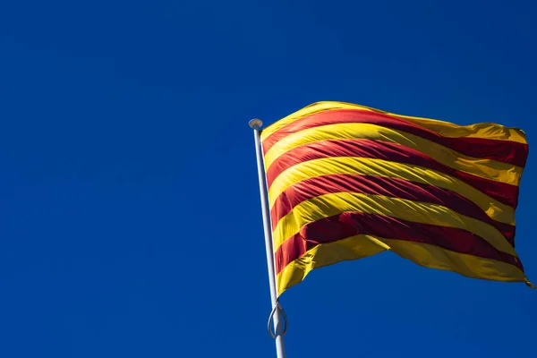 Vlajka Katalánska Autonomní Oblast Španělska Vlaje Větru Flagpole Mírně Naklonila — Stock fotografie