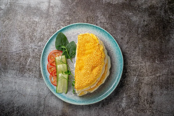 Omelet Fresh Herbs Tomatoes Blue Plate Spices Gray Stone Table — 图库照片