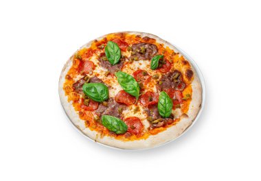 Geleneksel İtalyan pescara pizzası, Parma jambonu, roka, zeytin, fesleğen, mozzarella peyniri, grana padano peyniri ve beyaz izole bir arka planda.. 