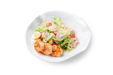 Beyaz izole edilmiş bir arka planda, tabakta karides bulunan Sezar salatası. Üst görünüm, alanı kopyala.