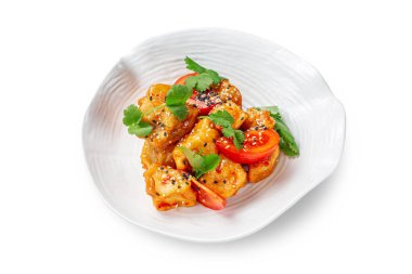 Kurutulmuş patlıcan, domatesli ve kişniş soslu ve beyaz izole edilmiş bir tabakta. Asya mutfağı