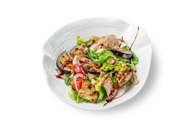 Domuz filetosu, soğan, karışık marul ve aromatik taze fesleğen soslu fırında patlıcan salatası.