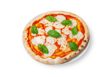 Fesleğenli Margarita pizza, kendi suyunda domates, mozzarella peyniri, beyaz izole edilmiş arka planda bir tabakta zeytin yağı.. 