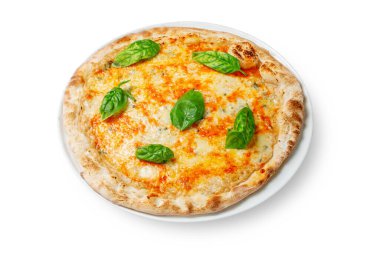 İzole edilmiş beyaz arka planda İtalyan pizzası. 