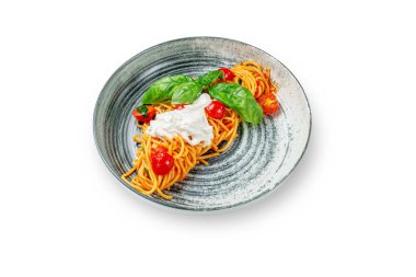 İtalyan spagetti pomodorosu, kiraz domatesleri, sos, burrata peyniri, fesleğen, sarımsak beyaz bir tabakta yazılı, profesyonel şef.