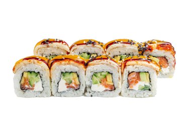 Suşi rulosu, ekmek kırıntılarında kızartılmış, kabayaki sosuyla sulandırılmış, üzerine füme somon, karides, uçan balık yumurtası, salatalık yaprağı, salatalık ve krem peynir serpiştirilmiş beyaz bir sırt çanağında.