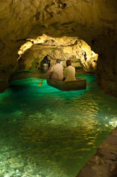 Bateau dans une grotte — Photo