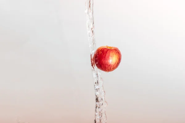 Manzana con agua — Foto de Stock